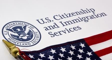 Nueva directiva de USCIS da a oficiales completa discreción para negar solicitudes de inmigración