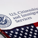 Nueva política de USCIS: Iniciar la deportación de solicitantes sobre las denegadas  tarjetas verdes y los solicitantes de la ayuda humanitaria