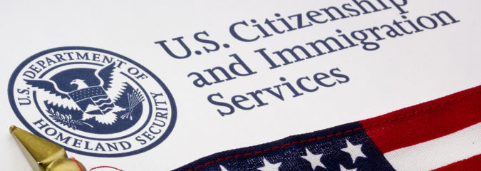 Nueva política de USCIS: Iniciar la deportación de solicitantes sobre las denegadas  tarjetas verdes y los solicitantes de la ayuda humanitaria